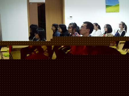 义工联盟成员认真聆听讲解中