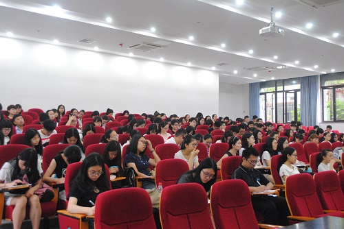 图为同学们聆听讲座.JPG