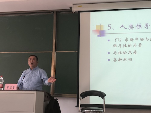 图为章志量老师介绍两性知识 图为章志量老师介绍两性知识
