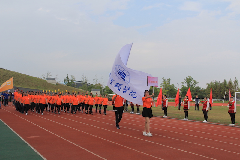 图为我院同学在走方阵.JPG