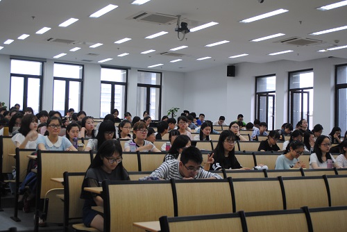 图为同学们在听讲.JPG